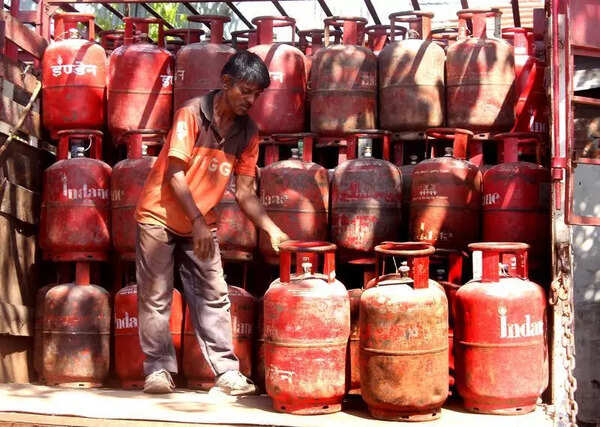 Shortage buzz from other cities triggers LPG anxiety in Indore homes