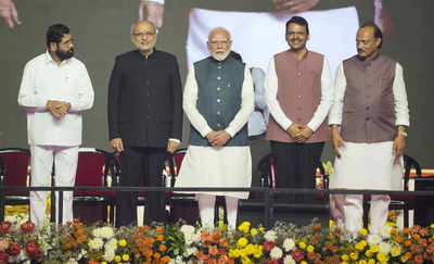 Maharashtra CM Devendra Fadnavis Oath Ceremony Live Updates: In presence of  PM Modi, Fadnavis takes oath as Maharashtra CM for 3rd time - The Times of  India