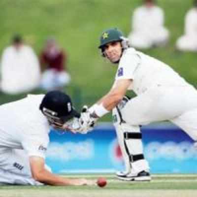 Butterfingered England allows Pakistan to recover