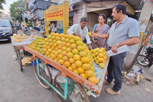 Early glut hits mango vendors as prices slide in Mysuru