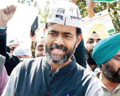 Yadav hails move, Bhushan remains sullen as AAP plans to go national