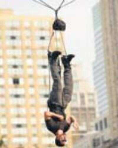 '˜Batman' magician hangs upside down for 60 hours