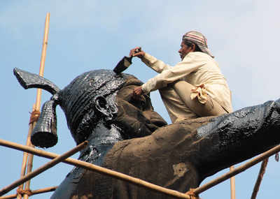 Fadnavis reviews work on Shivaji Maharaj memorial