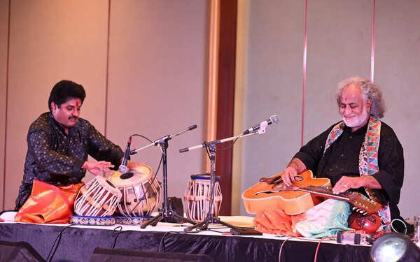 Audience says ‘aaj jaane ki zid na karo’ as Mohan’s Veena casts a spell