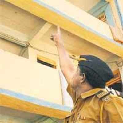 Robbers push constable off 3rd floor