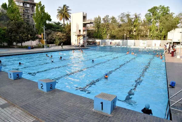 8 lifeguards for 4 civic pools to be outsourced