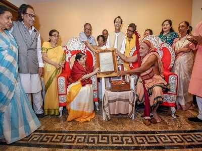 Lata Mangeshkar conferred with Swara Mauli award