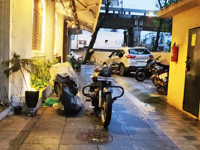 Court restrains garage owner from parking vehicles in front of spa