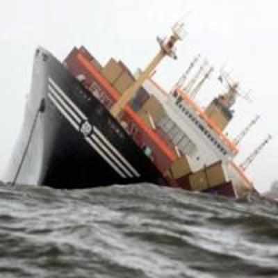 Mumbai oil spill: 400 containers tumble into sea