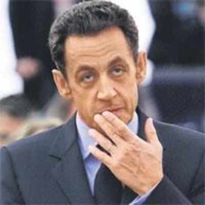 Armed man held outside French President Sarkozy's residence