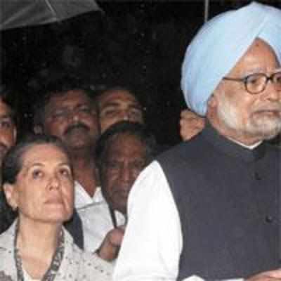 PM and Sonia make quick stop at JJ, say nothing new