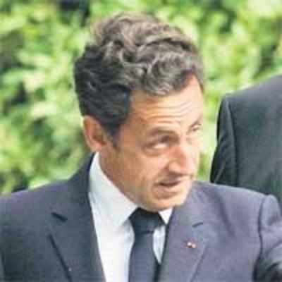 Prez Sarkozy leaves hospital; Bruni, fitness regime blamed for collapse