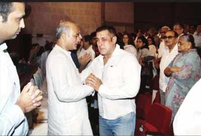 Salman breaks down at Rajjat Barjatya's prayer meet