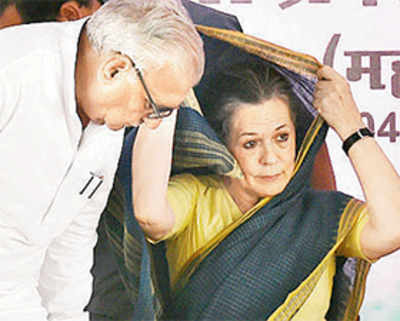 Sonia attacks PM on poll promises, Modi hits back