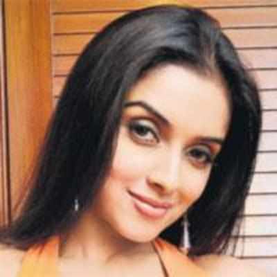 Tamil actress Asin's maid goes '˜missing'