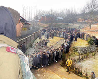 Dec chill, boycott calls fail to deter Kashmir voters