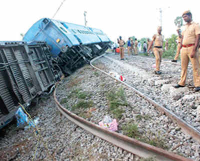 39 hurt as Chennai-Mangalore Express derails