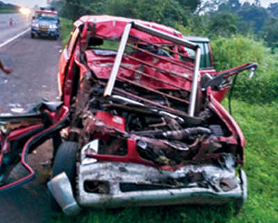 Five killed as Tavera rams into trailer on Expressway