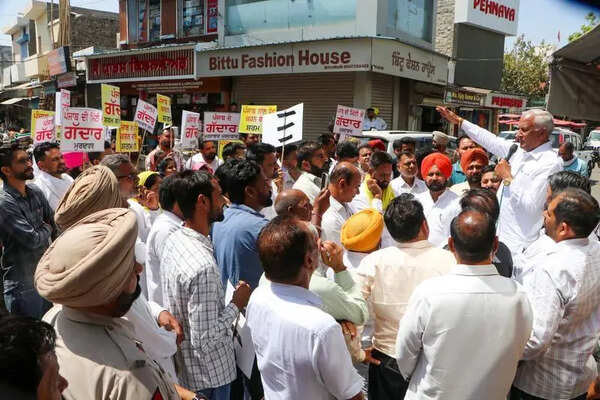 ‘Aam to khas traitors’: Peunjab speaker slams defectors