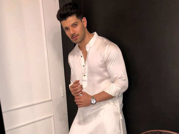 Sooraj Pancholi spotted with a mystery girl outside a salon