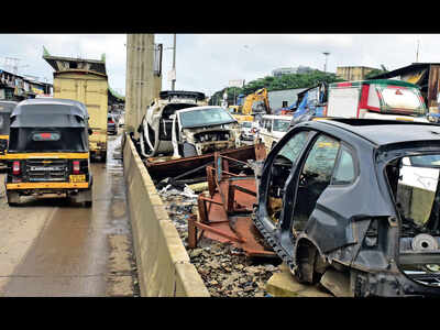 Khataaras in the middle of Santacruz Chembur Link Road pose traffic hazard