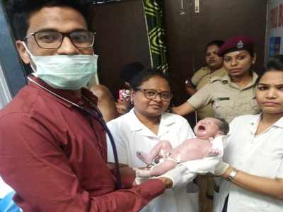 Woman delivers baby at Thane railway station