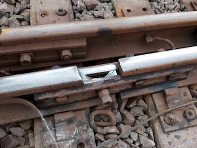 900 lives saved as trackman spots rail crack  near Kalamboli, alerts motorman of a Roha-Diva train