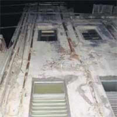 Two fall off bldg in Fort, one dies