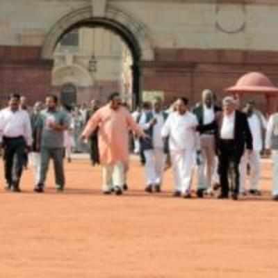Opposition parties march to Rashtrapati Bhavan