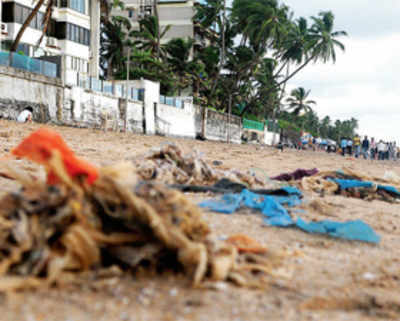 Contractor fined Rs 1 lakh for Juhu Beach mess