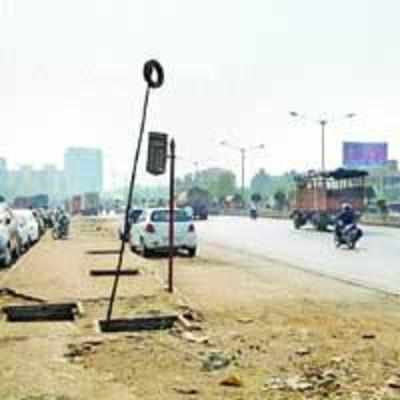 Absence of bus shelter adds to the woes of commuters