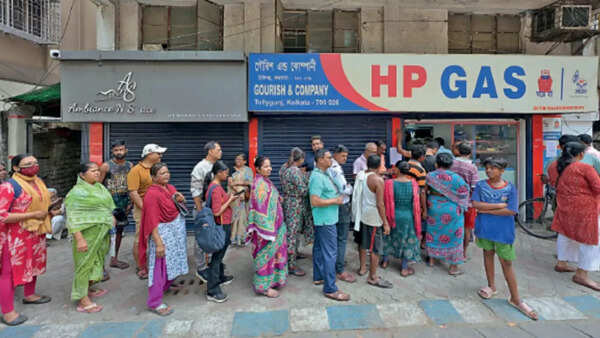 Demand-supply gap widens, Kolkata home kitchens fret as wait for LPG cylinders extends to 7-8 days