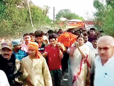 Aide shot dead in Amethi, Smriti Irani attacks Rahul