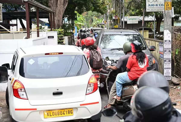 Mamangalam-Pottakuzhi road becomes choke point