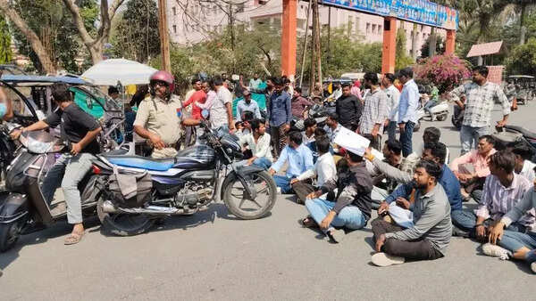 Relatives block highway after construction worker dies of electrocution in Ujjain