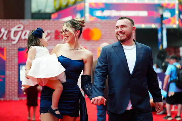 Alejandro Kirk’s wife Sofía Castañeda turns heads in sleek black dress as fans react to the couple’s adorable moment