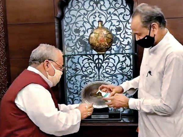 Ashok Gehlot blinks, governor has his way on 21-day notice