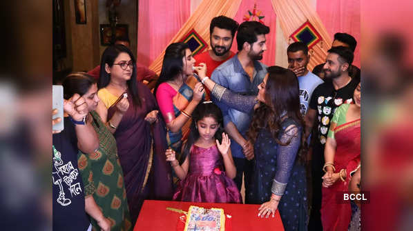 Jagaddhatri completes 600 episodes; Cast and crew celebrate – see photos 