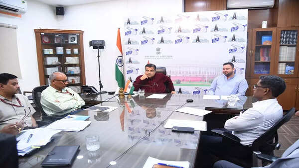 Tejashwi Yadav meets Nitin Gadkari, demands expressway for Bihar