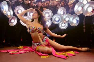 Jacqueline Fernandez pulls off the iconic Madhuri Dixit move for Ek Do Teen song in Baaghi 2 starring Tiger Shroff and Disha Patani