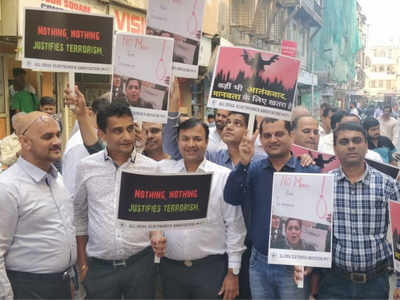 Electronics traders collect funds for families of martyrs of Pulwama attack
