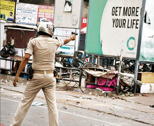 Jharkhand: As stone-throwing mob rules street, people and police scurry for cover