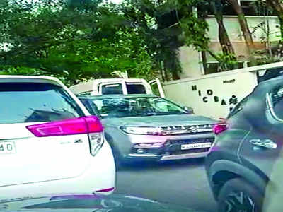 Vittal Mallya Road turns ‘parking lot’
