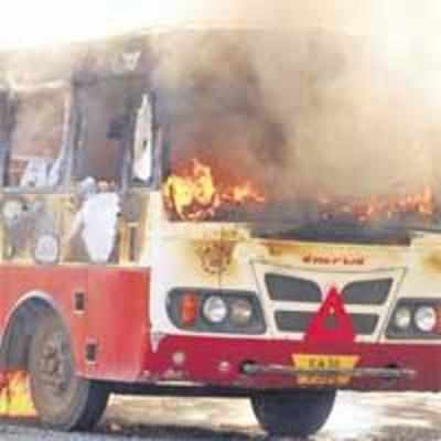 Karnataka buses burnt, stoned in boundary row