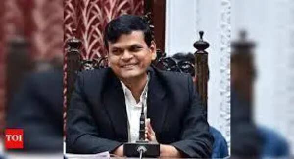 Kumaragurubaran to head commercial taxes and religious endowments; Prakash to head Revenue while Karthikeyan moved to TIDCO in IAS reshuffle