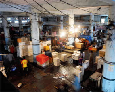 Despite eviction notice, hawkers refuse to vacate crumbling BMC market