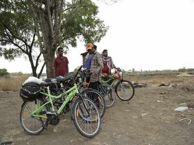 Jalgaon locals help 22 Uran migrants cycling 1,300 km to Orissa