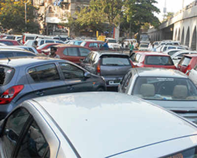 Stay contentious night parking policy: CM to minister