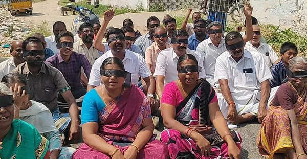 Residents hold blindfold protest over unfinished tar road in Namakkal