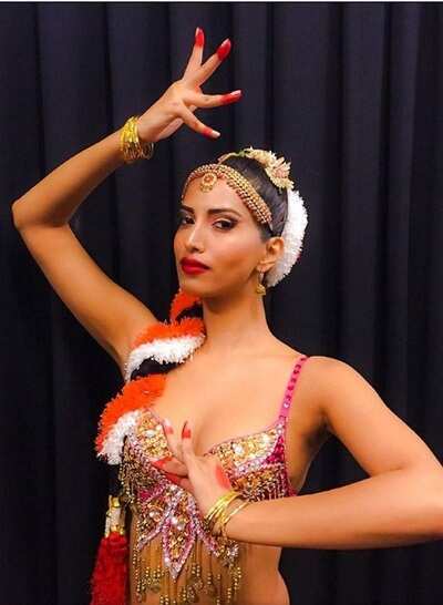 Manasvi wows with Belly Bharatnatyam moves